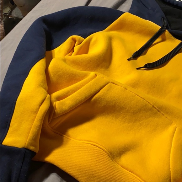 Hollister hoodie size xs , not true to size ! - Picture 2 of 7
